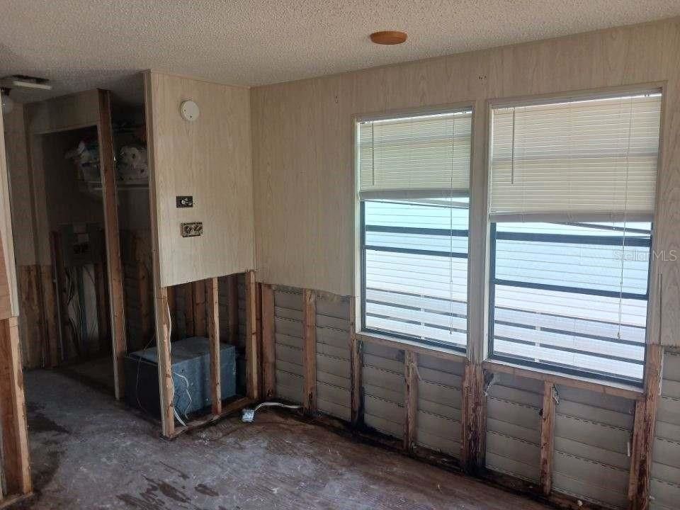 For Sale: $65,000 (1 beds, 1 baths, 628 Square Feet)