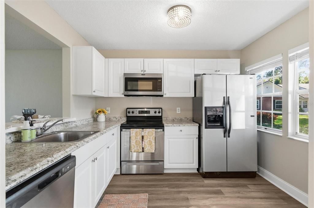 For Sale: $198,900 (2 beds, 2 baths, 1021 Square Feet)