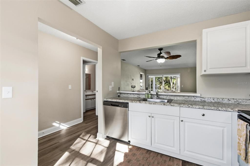 For Sale: $198,900 (2 beds, 2 baths, 1021 Square Feet)