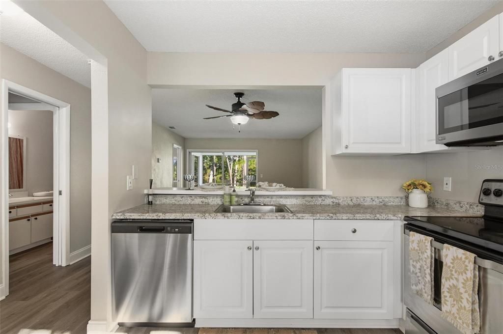 For Sale: $198,900 (2 beds, 2 baths, 1021 Square Feet)