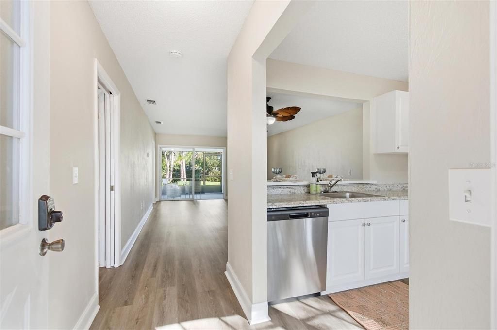 For Sale: $198,900 (2 beds, 2 baths, 1021 Square Feet)