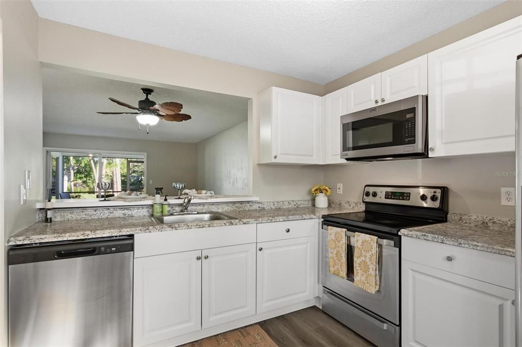 For Sale: $198,900 (2 beds, 2 baths, 1021 Square Feet)