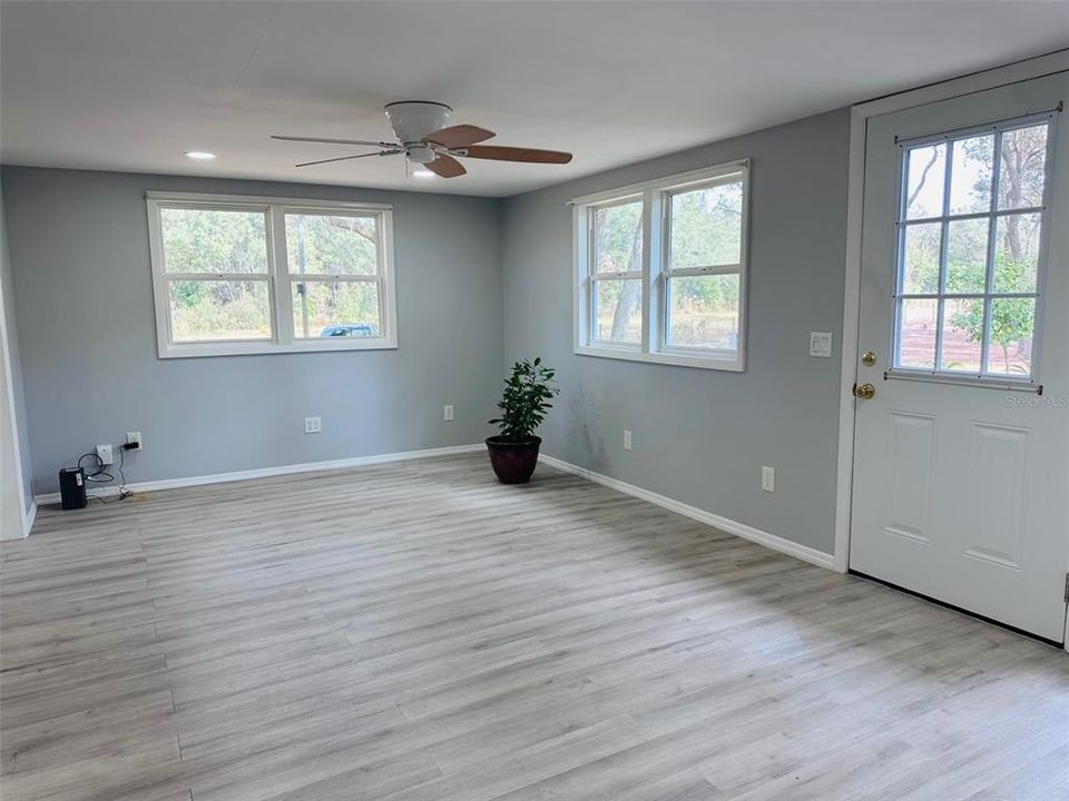 For Sale: $189,900 (1 beds, 1 baths, 1236 Square Feet)