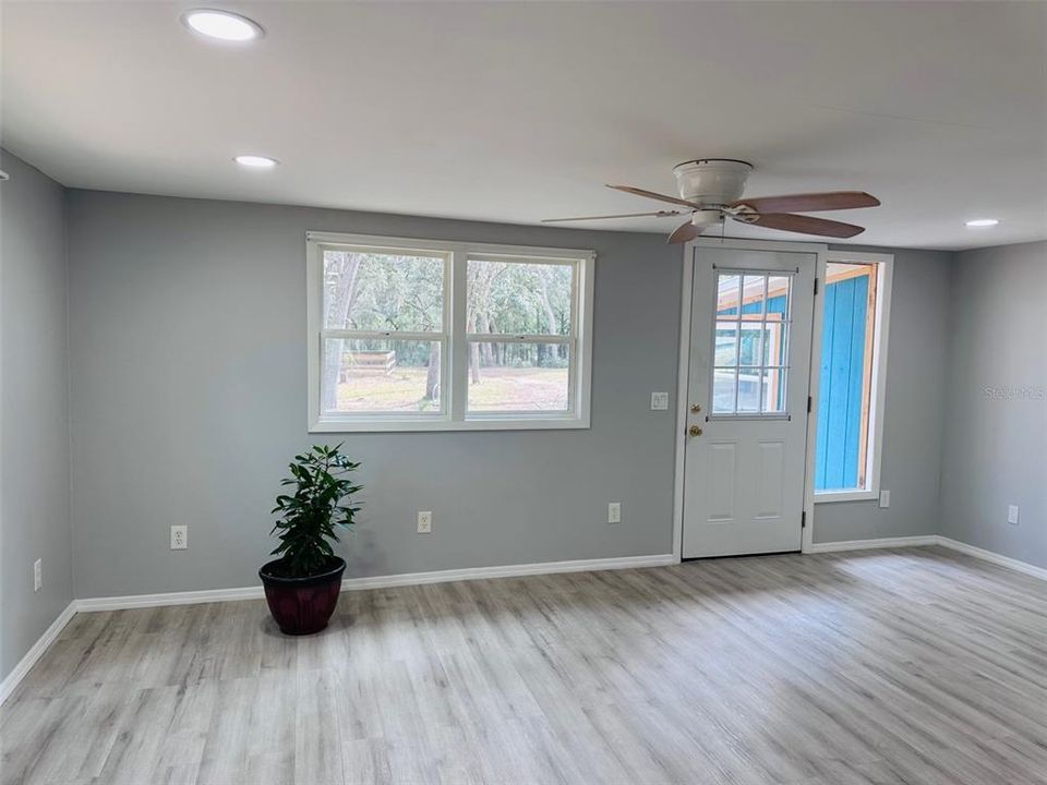 For Sale: $189,900 (1 beds, 1 baths, 1236 Square Feet)