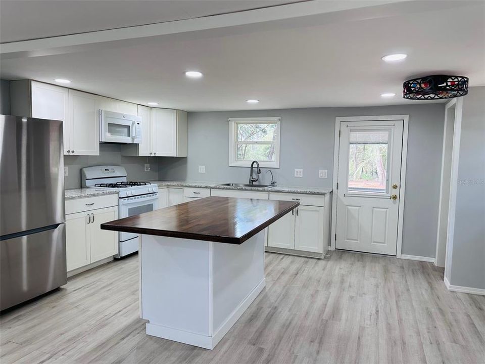 For Sale: $189,900 (1 beds, 1 baths, 1236 Square Feet)