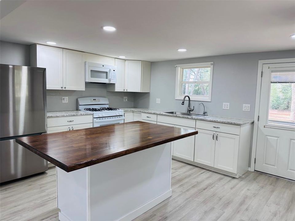 For Sale: $189,900 (1 beds, 1 baths, 1236 Square Feet)