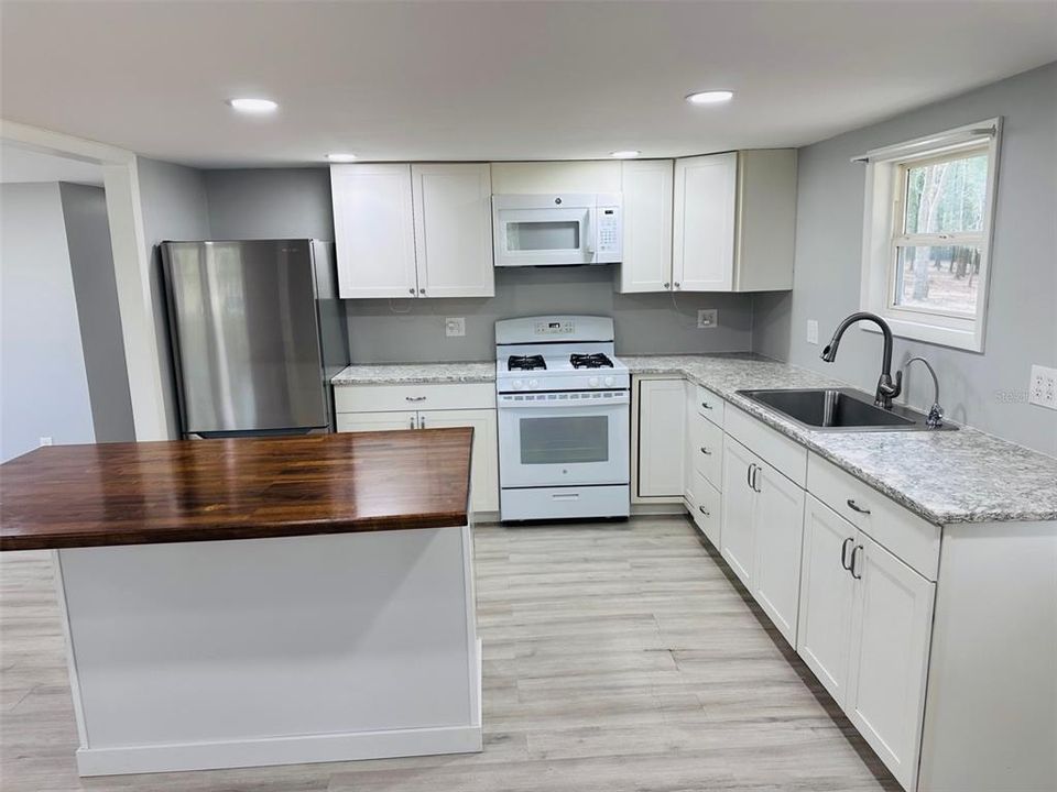 For Sale: $189,900 (1 beds, 1 baths, 1236 Square Feet)