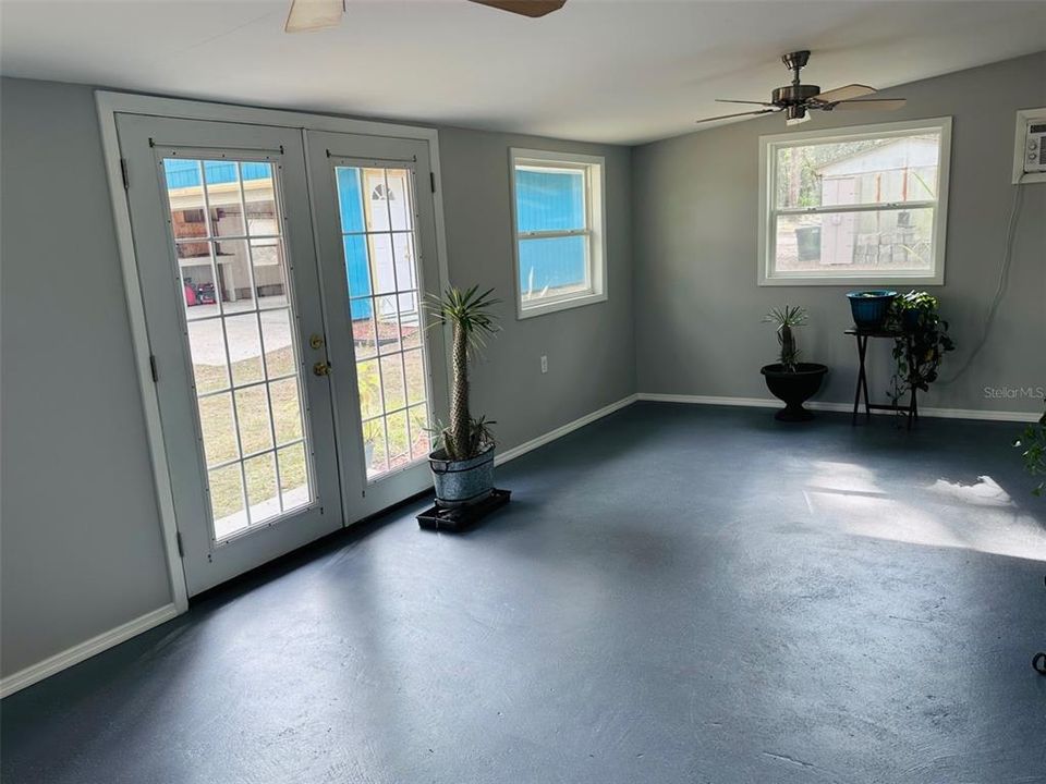 For Sale: $189,900 (1 beds, 1 baths, 1236 Square Feet)