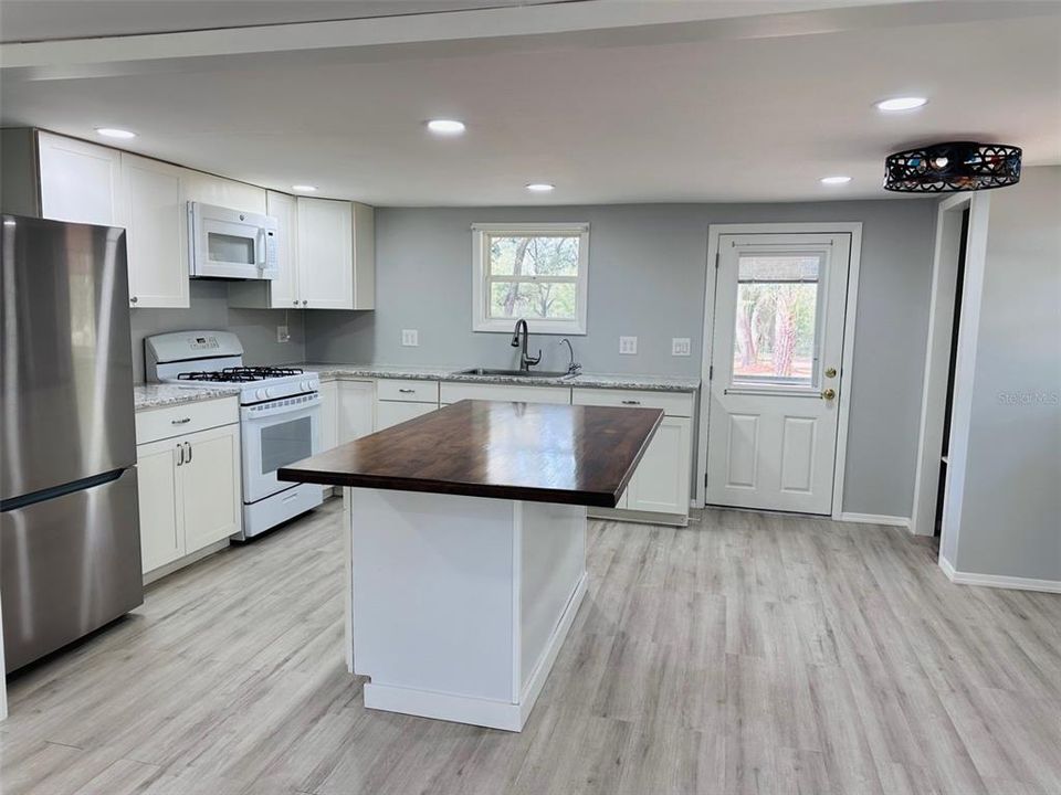 For Sale: $189,900 (1 beds, 1 baths, 1236 Square Feet)