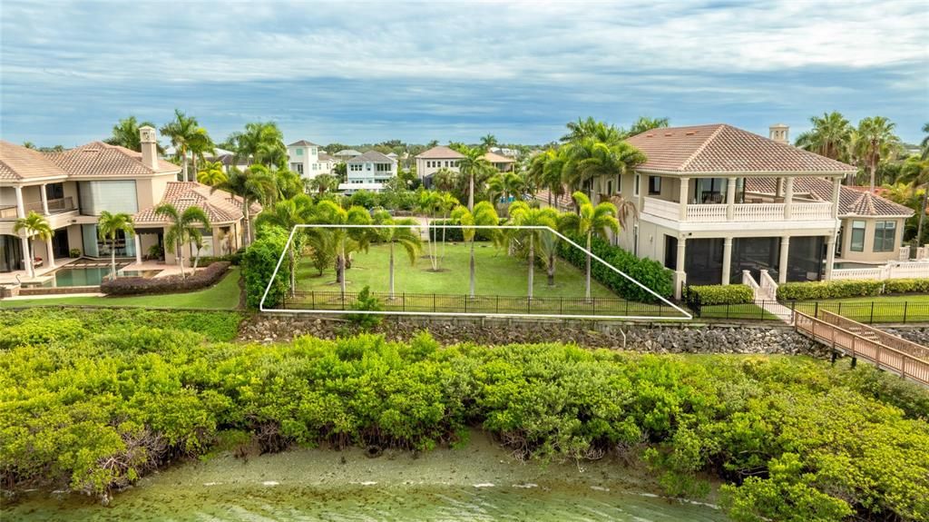 待售: $900,000 (0.36 acres)