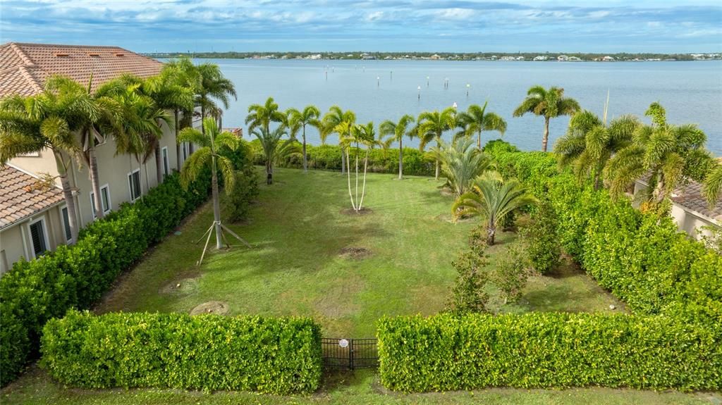 待售: $900,000 (0.36 acres)