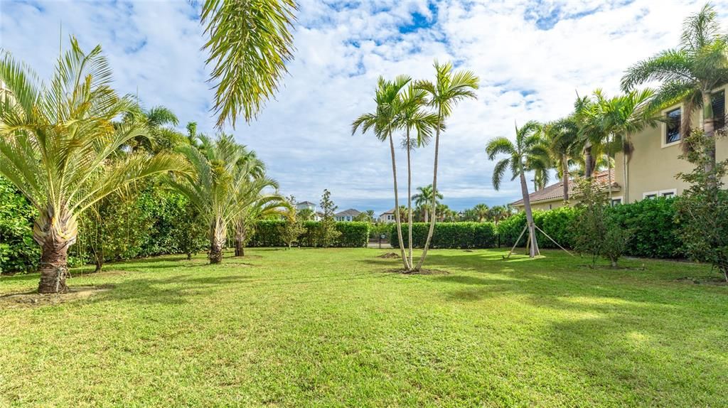 待售: $900,000 (0.36 acres)