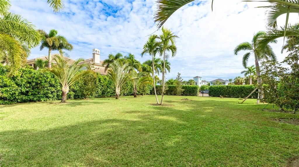 待售: $900,000 (0.36 acres)