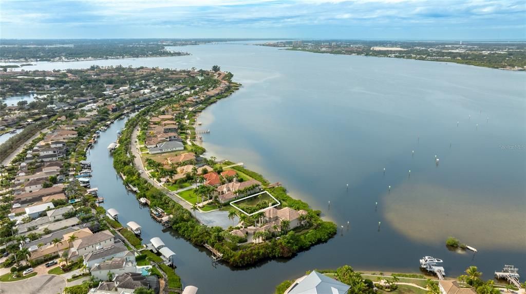 待售: $900,000 (0.36 acres)