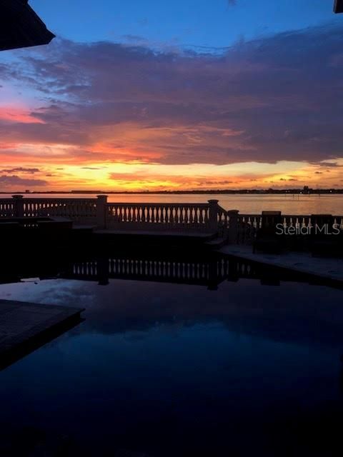 待售: $900,000 (0.36 acres)