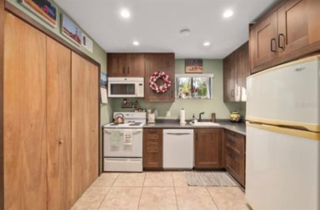 На продажу: $195,000 (2 спален, 2 ванн, 1000 Квадратных фут)