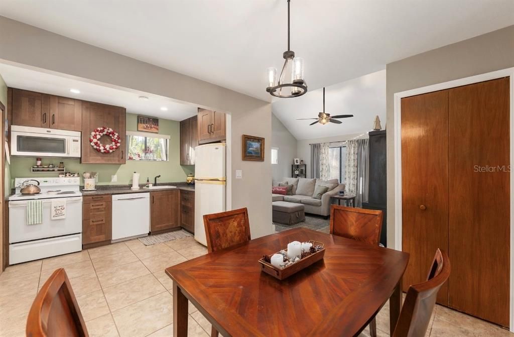 На продажу: $195,000 (2 спален, 2 ванн, 1000 Квадратных фут)