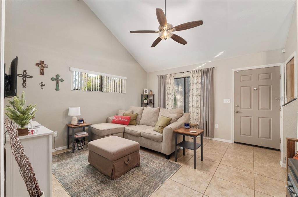 На продажу: $195,000 (2 спален, 2 ванн, 1000 Квадратных фут)