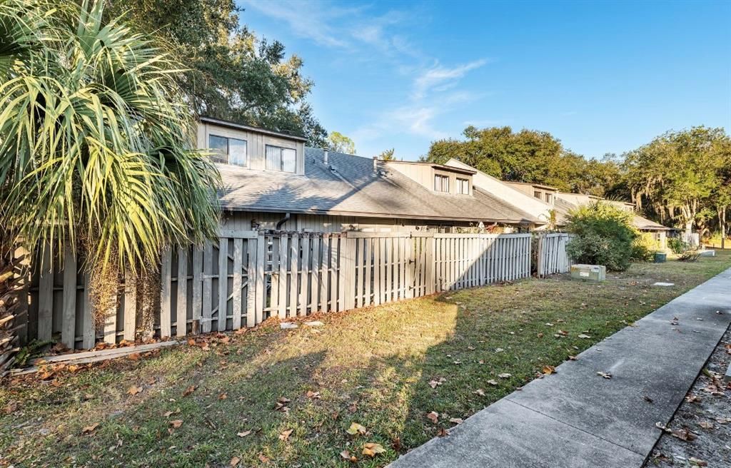 На продажу: $195,000 (2 спален, 2 ванн, 1000 Квадратных фут)