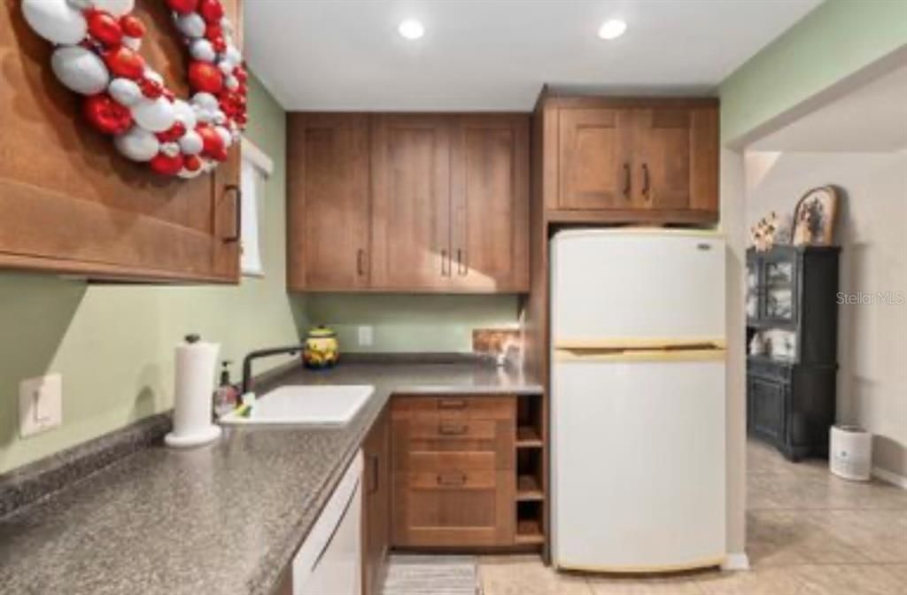 На продажу: $195,000 (2 спален, 2 ванн, 1000 Квадратных фут)