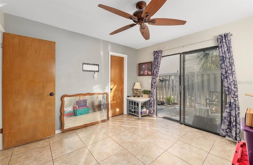 На продажу: $195,000 (2 спален, 2 ванн, 1000 Квадратных фут)