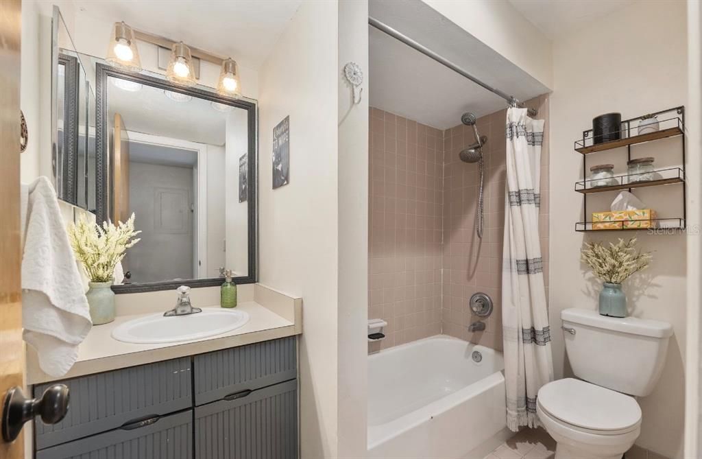 На продажу: $195,000 (2 спален, 2 ванн, 1000 Квадратных фут)