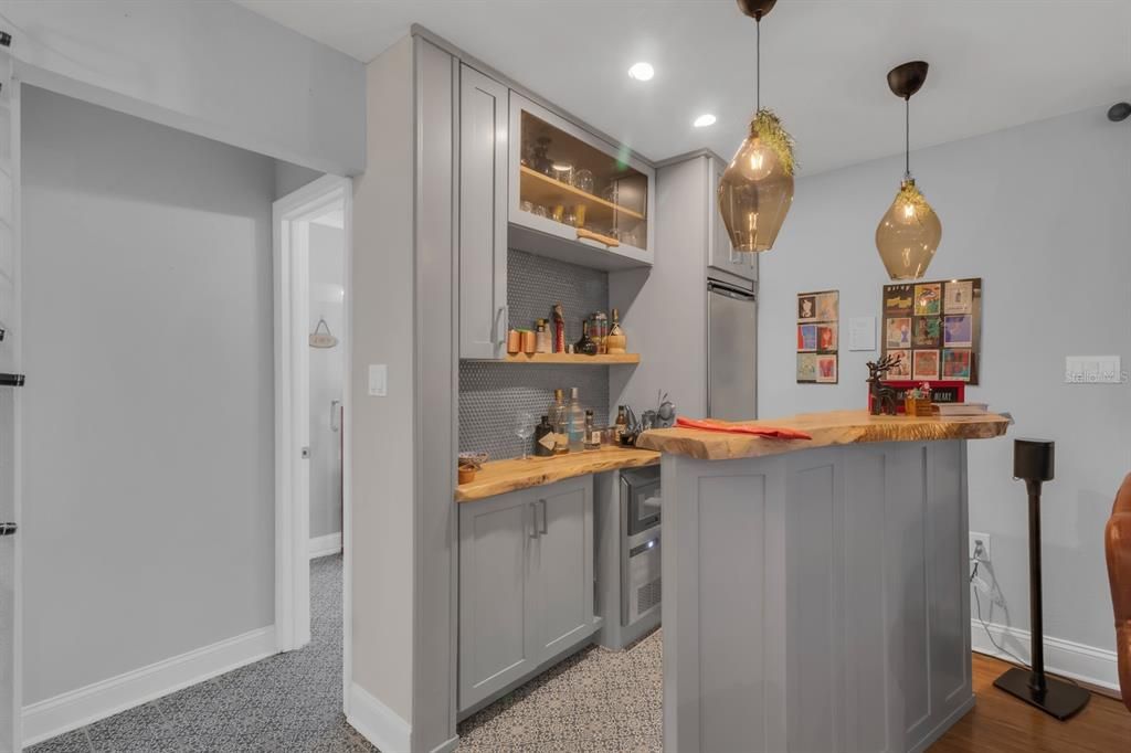 En Venta: $725,000 (4 camas, 3 baños, 2423 Pies cuadrados)