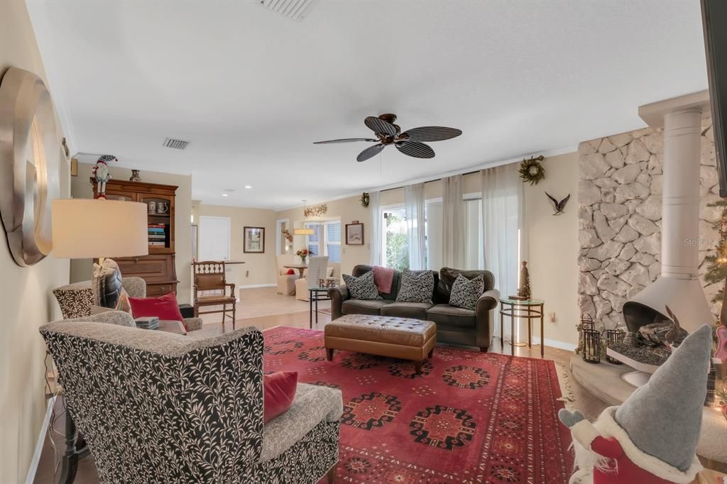 En Venta: $725,000 (4 camas, 3 baños, 2423 Pies cuadrados)