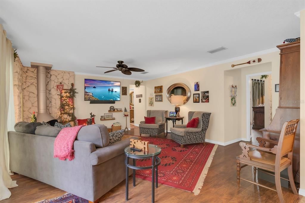 En Venta: $725,000 (4 camas, 3 baños, 2423 Pies cuadrados)