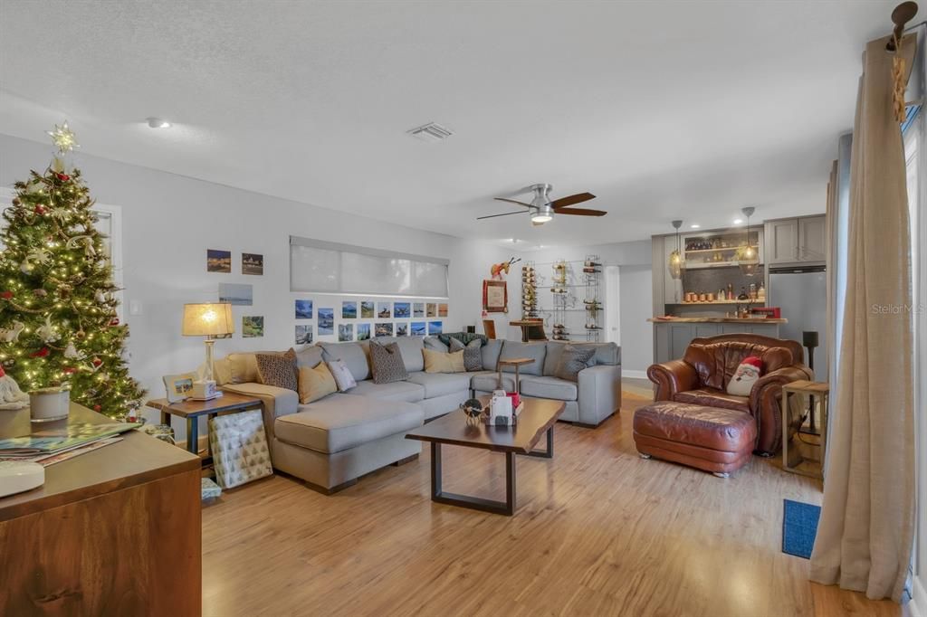 En Venta: $725,000 (4 camas, 3 baños, 2423 Pies cuadrados)