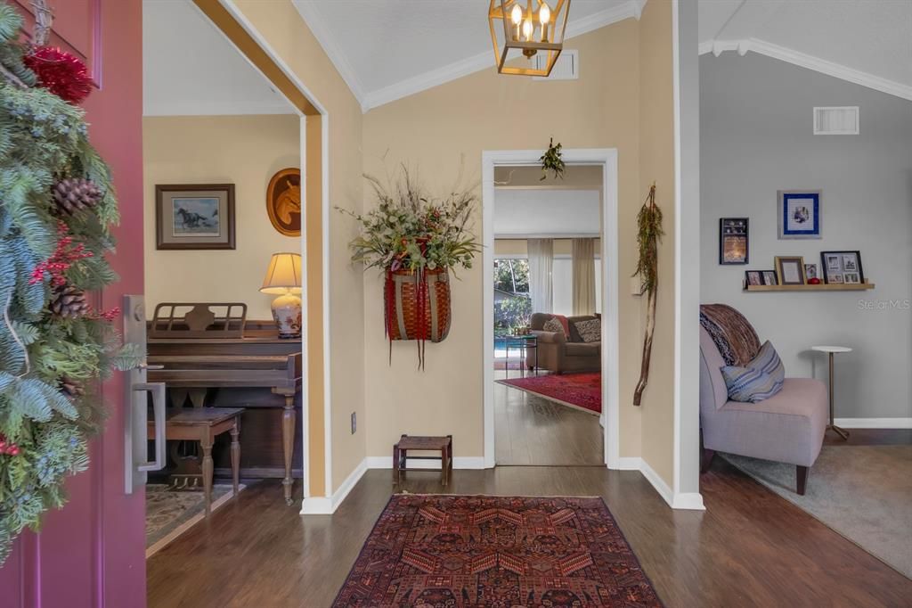 En Venta: $725,000 (4 camas, 3 baños, 2423 Pies cuadrados)