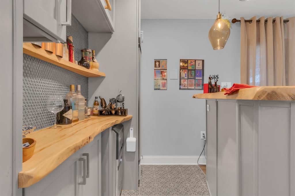 En Venta: $725,000 (4 camas, 3 baños, 2423 Pies cuadrados)