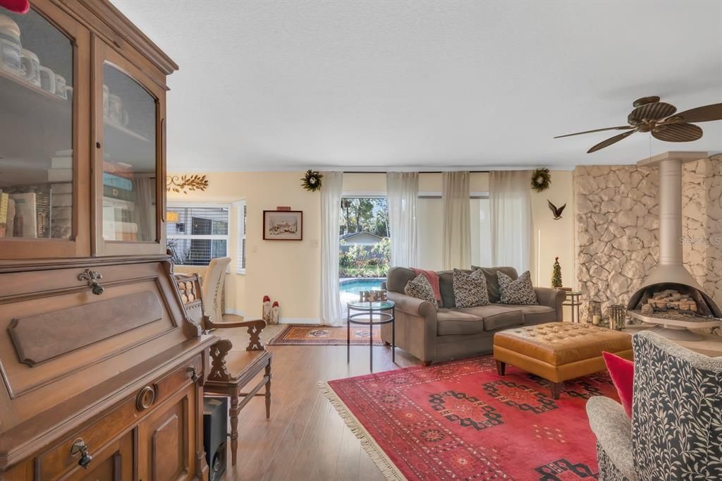 En Venta: $725,000 (4 camas, 3 baños, 2423 Pies cuadrados)