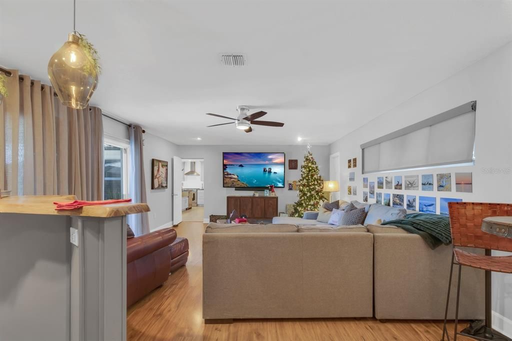 En Venta: $725,000 (4 camas, 3 baños, 2423 Pies cuadrados)