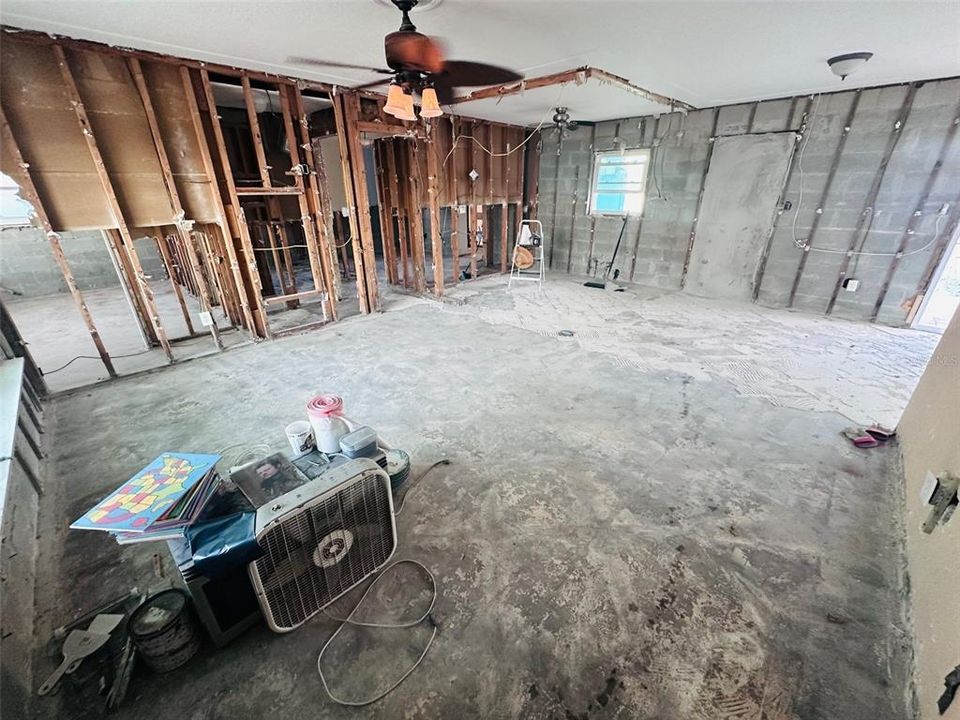 合同活跃: $499,990 (4 贝兹, 3 浴室, 1560 平方英尺)