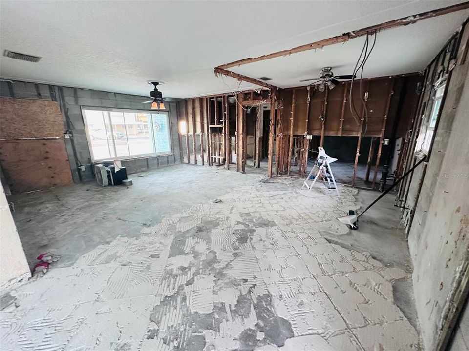 合同活跃: $499,990 (4 贝兹, 3 浴室, 1560 平方英尺)