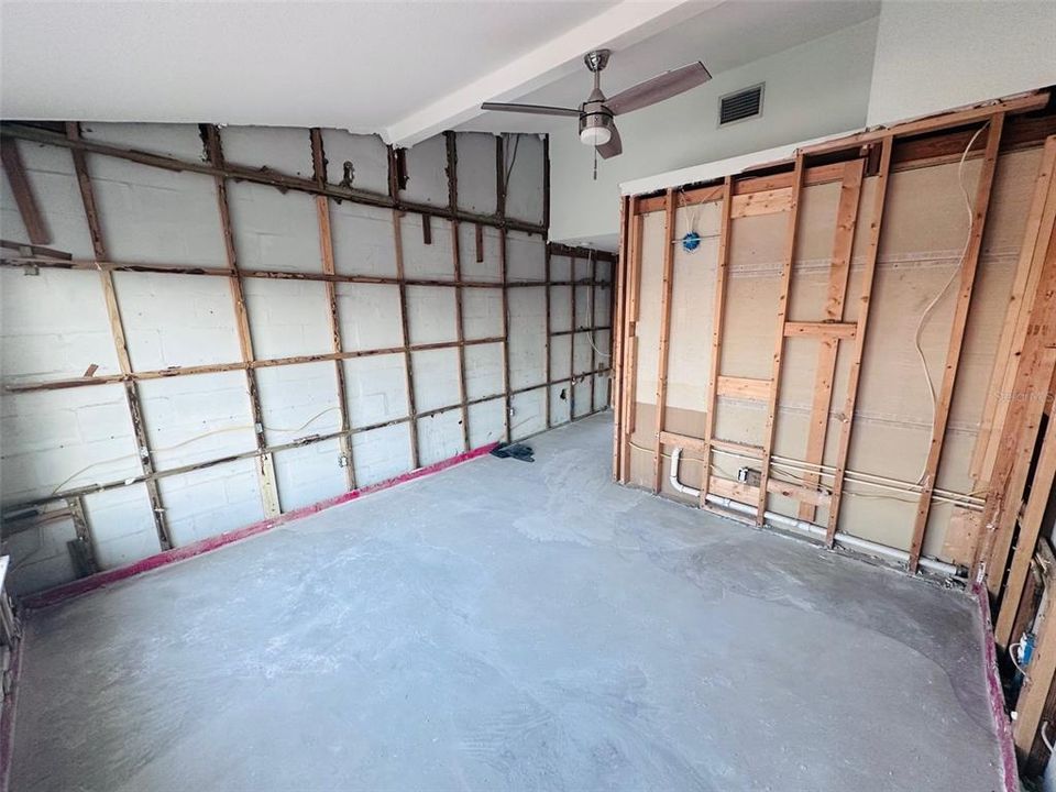 合同活跃: $499,990 (4 贝兹, 3 浴室, 1560 平方英尺)