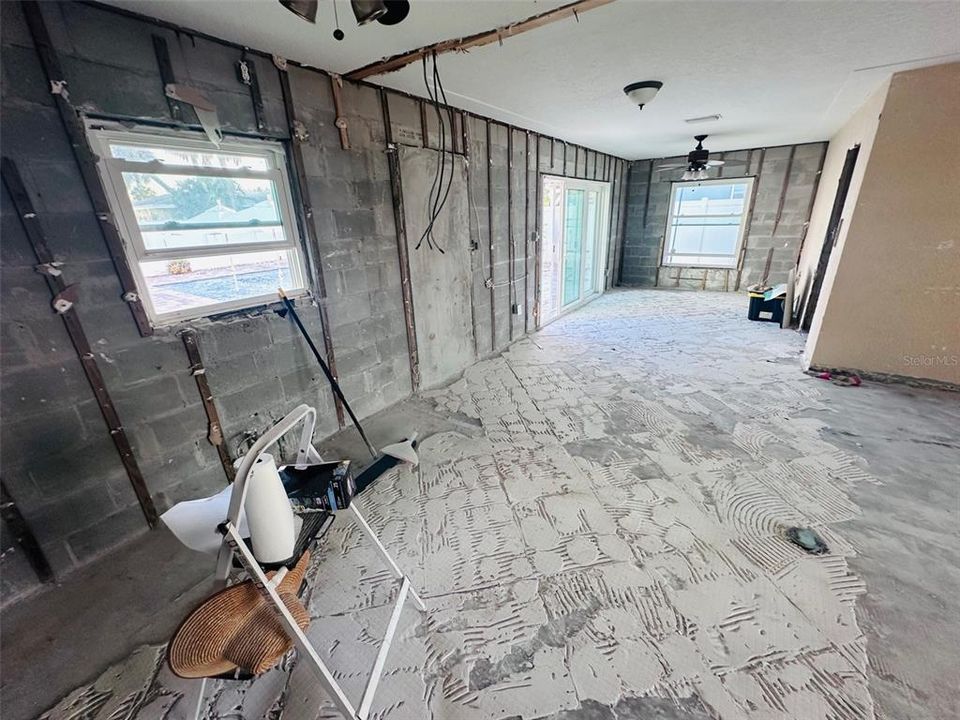 合同活跃: $499,990 (4 贝兹, 3 浴室, 1560 平方英尺)