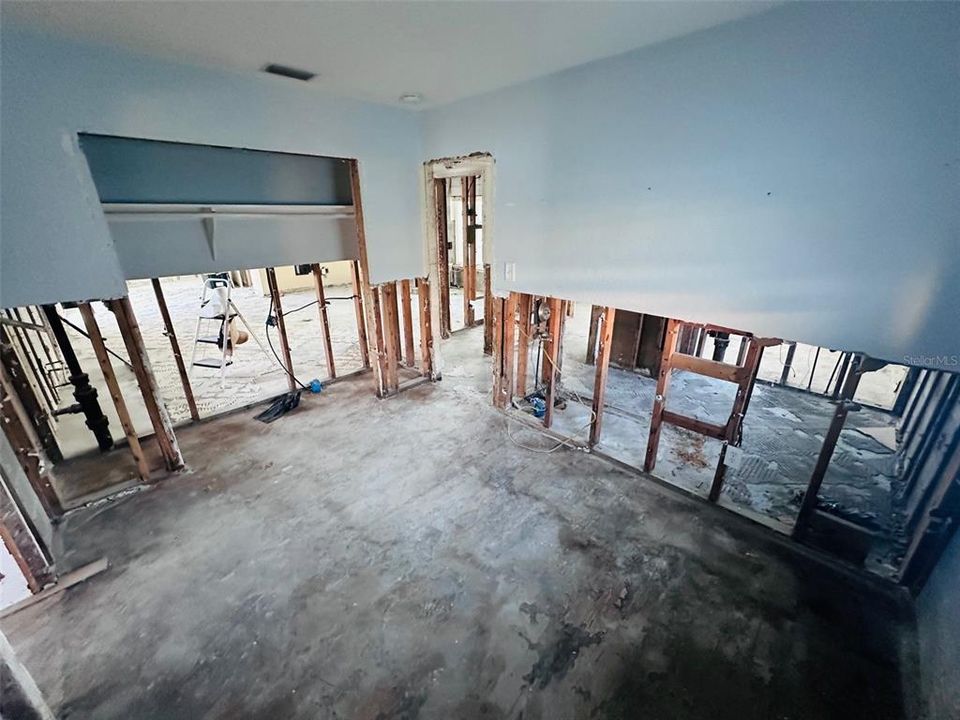 合同活跃: $499,990 (4 贝兹, 3 浴室, 1560 平方英尺)