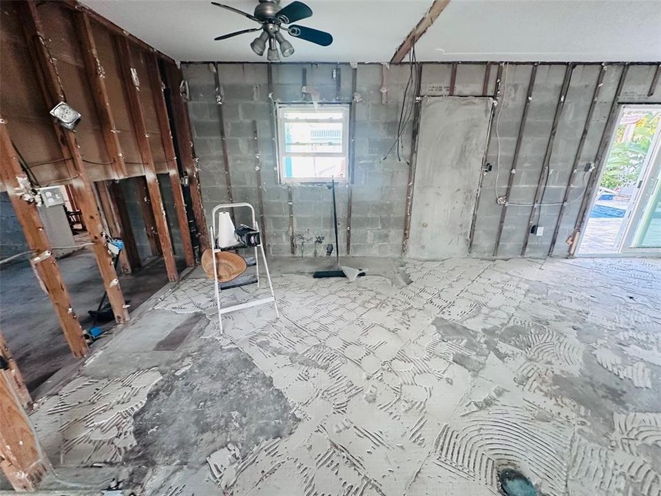 合同活跃: $499,990 (4 贝兹, 3 浴室, 1560 平方英尺)