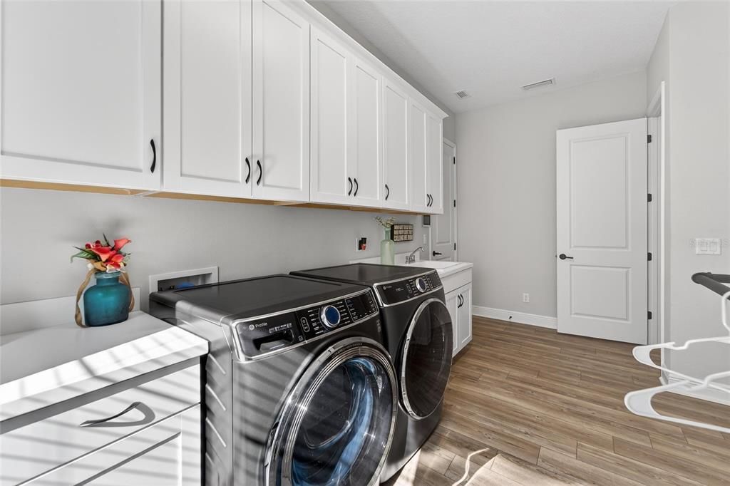 For Sale: $1,420,000 (5 beds, 4 baths, 4675 Square Feet)