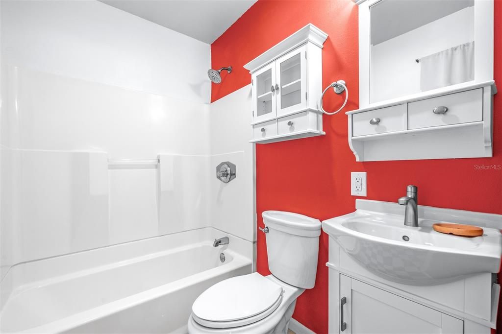 待售: $350,000 (2 贝兹, 1 浴室, 908 平方英尺)