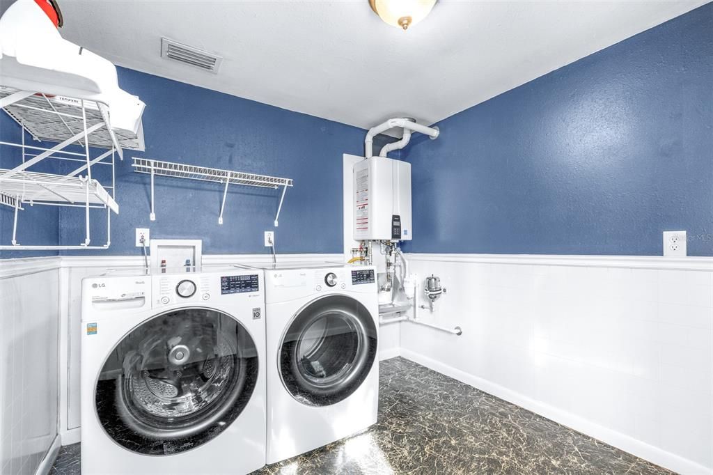 待售: $350,000 (2 贝兹, 1 浴室, 908 平方英尺)