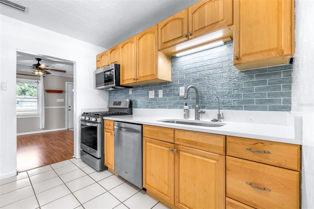 待售: $350,000 (2 贝兹, 1 浴室, 908 平方英尺)