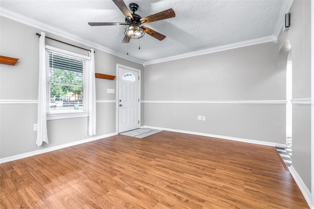 待售: $350,000 (2 贝兹, 1 浴室, 908 平方英尺)