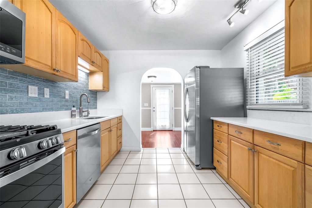 待售: $350,000 (2 贝兹, 1 浴室, 908 平方英尺)