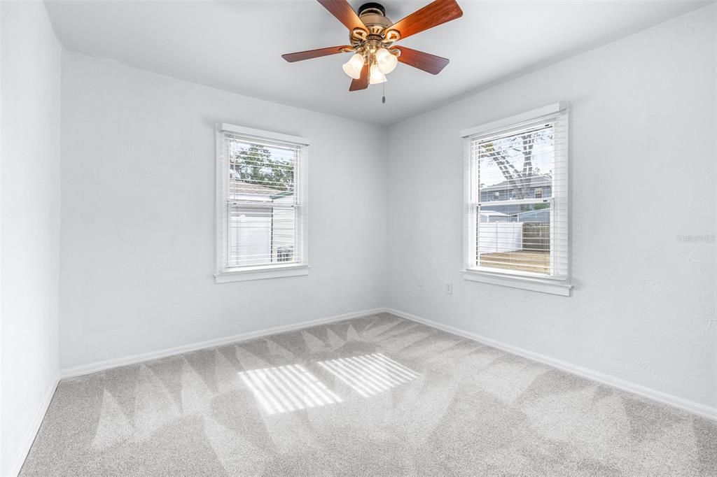 待售: $350,000 (2 贝兹, 1 浴室, 908 平方英尺)