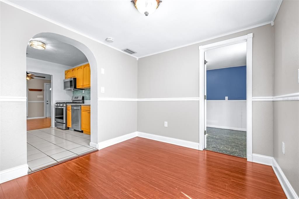 待售: $350,000 (2 贝兹, 1 浴室, 908 平方英尺)