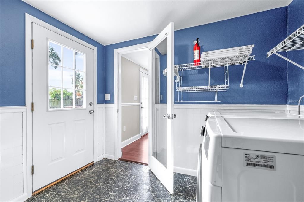 待售: $350,000 (2 贝兹, 1 浴室, 908 平方英尺)