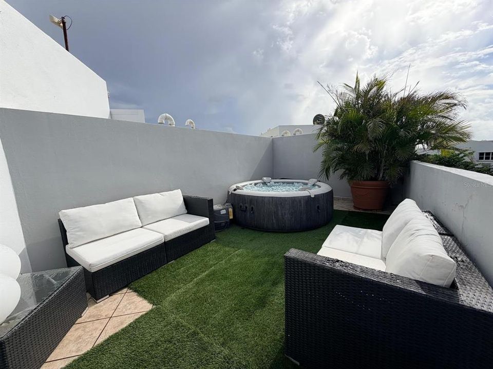 For Sale: $449,900 (3 beds, 2 baths, 1402 Square Feet)